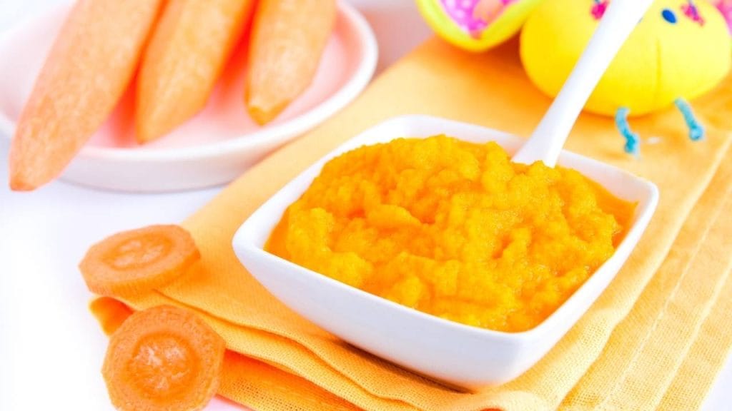 a papinha deve ser bem amassada e pode ser temperada com ervas, alho e cebola