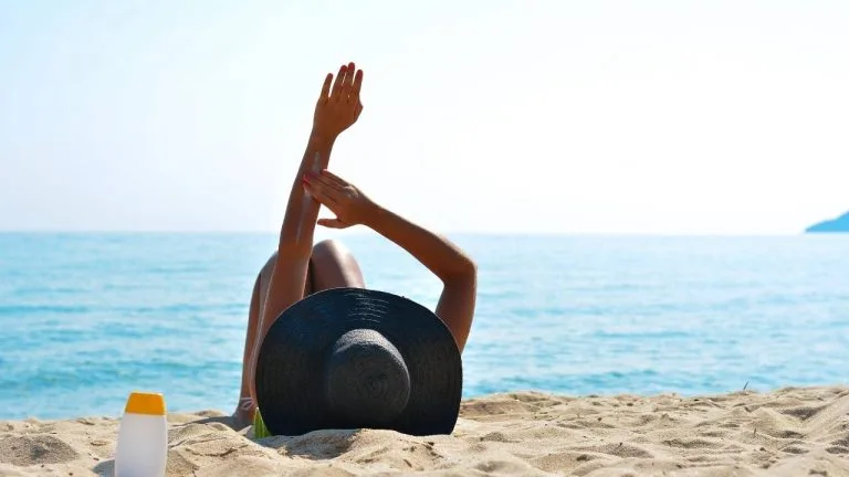Atente-te aos riscos e cuidados necessários durante a exposição solar.