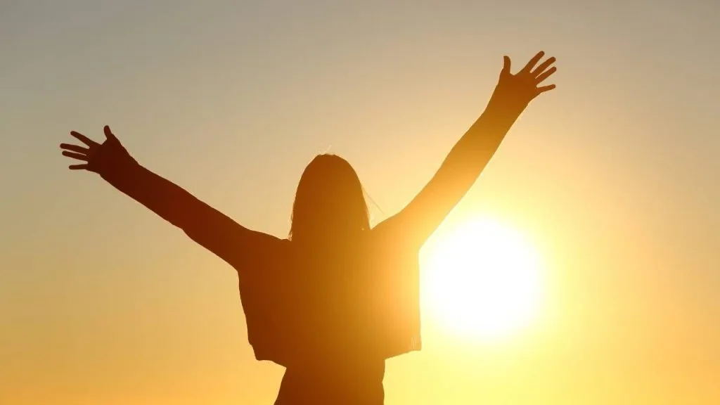 o sol é a fonte natural mais rica em vitamina D e podemos obter as quantidades diárias necessárias em apenas 10 minutos de exposição solar