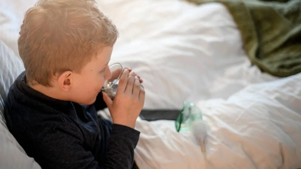 O tratamento da dengue em crianças deve ser feito com repouso e acompanhamento médico.