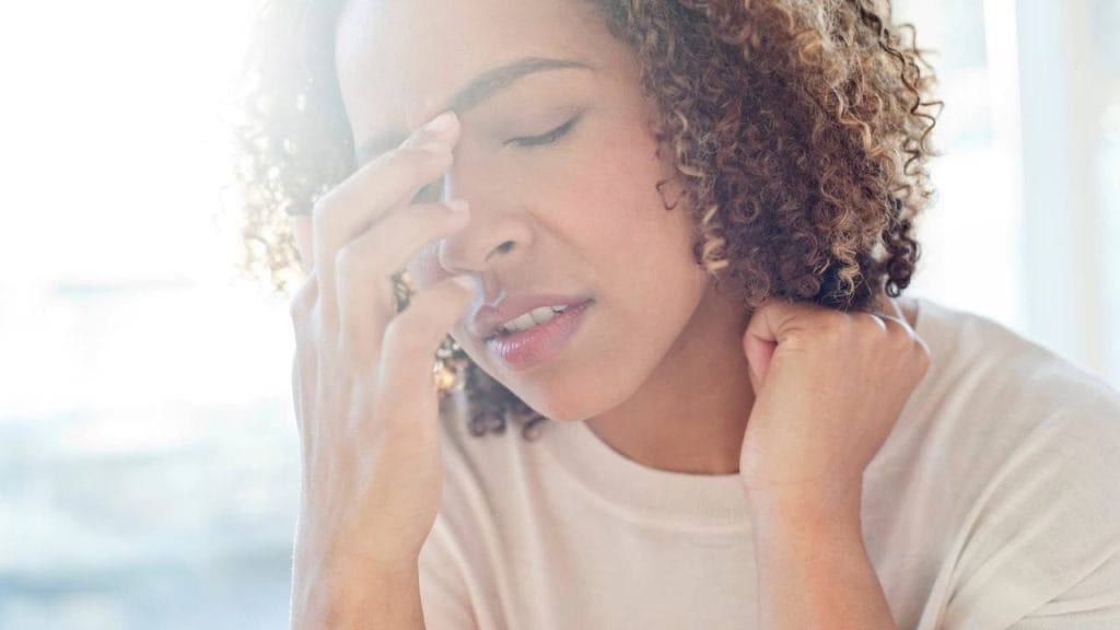 Um dos sintomas mais frequentes da sinusite crônica é a dor persistente nos seios da face.