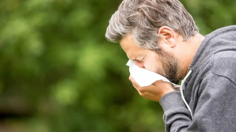 Saiba quais são as causas, sintomas e tratamentos para a tosse alérgica.