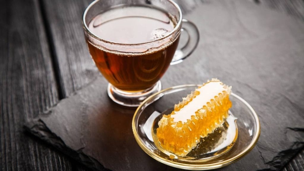 O mel possui propriedades anti-inflamatórias e ajuda a combater a tosse alérgica.