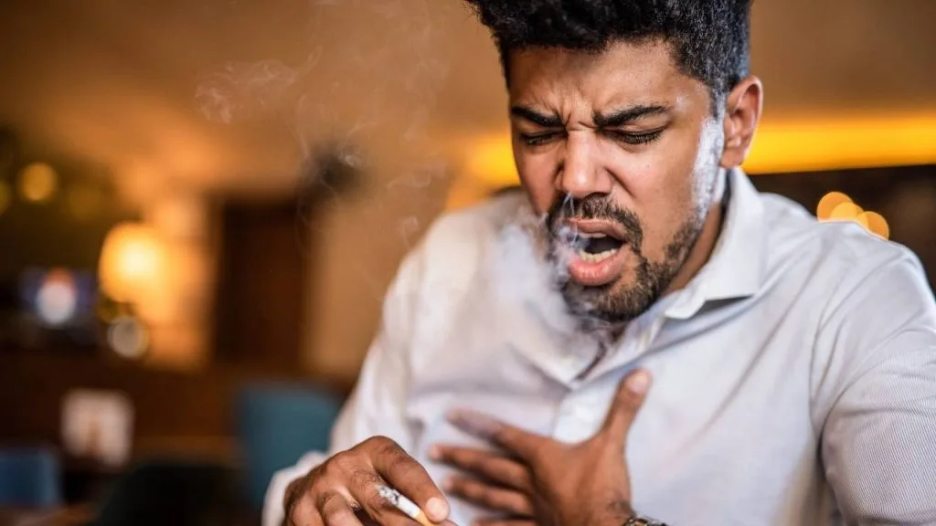 Fumaças, sejam elas de poluição ou de cigarros, funcionam como um gatilho para crises de asma.