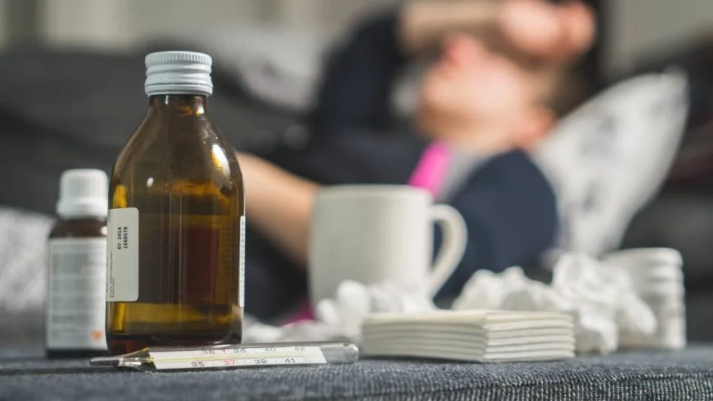 O uso correto de medicamentos conforme o tratamento indicado pelo médico promove a melhora da gripe.