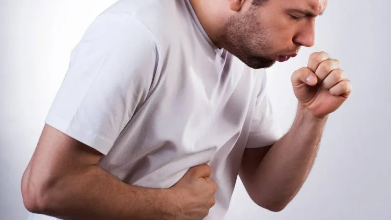 Descubra o que pode ser tosse seca e quais são as suas causas.