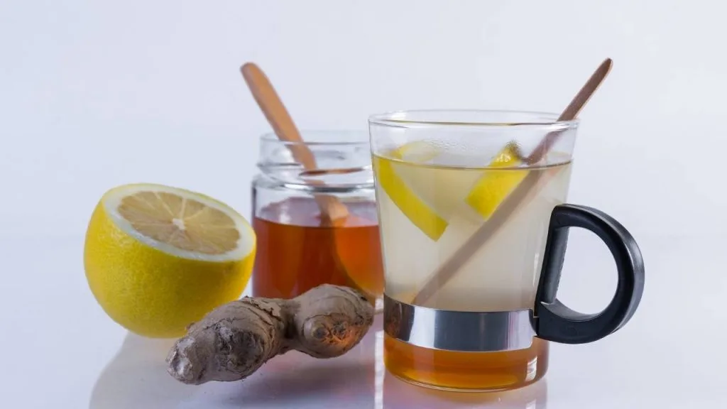 Chá de gengibre, mel e limão é uma ótima opção de remédio caseiro para tosse seca.