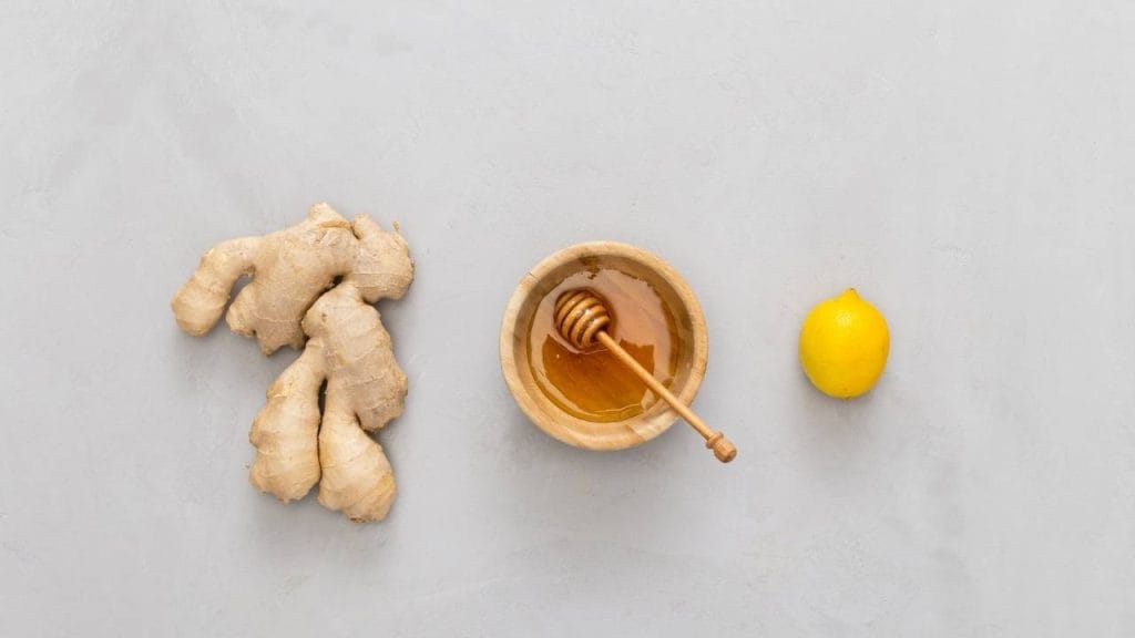 O gengibre, mel e limão possuem ação expectorantes. Além disso, são ricos em nutrientes.