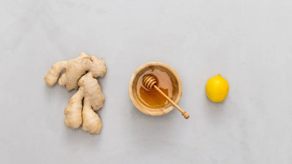 O gengibre, mel e limão possuem ação expectorantes. Além disso, são ricos em nutrientes.