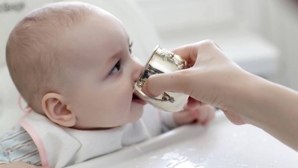 A água de côco é uma excelente forma de auxiliar na digestão dos bebês.