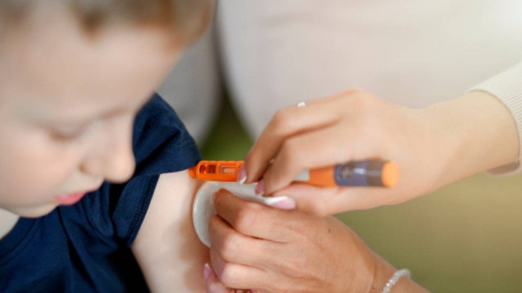 A diabetes infantil normalmente é tratada com o uso de insulinas.