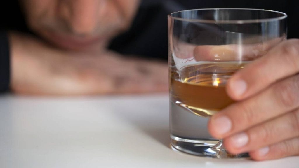 O álcool pode desequilibrar os níveis ideais de açúcar no sangue, alterando os efeitos da insulina.