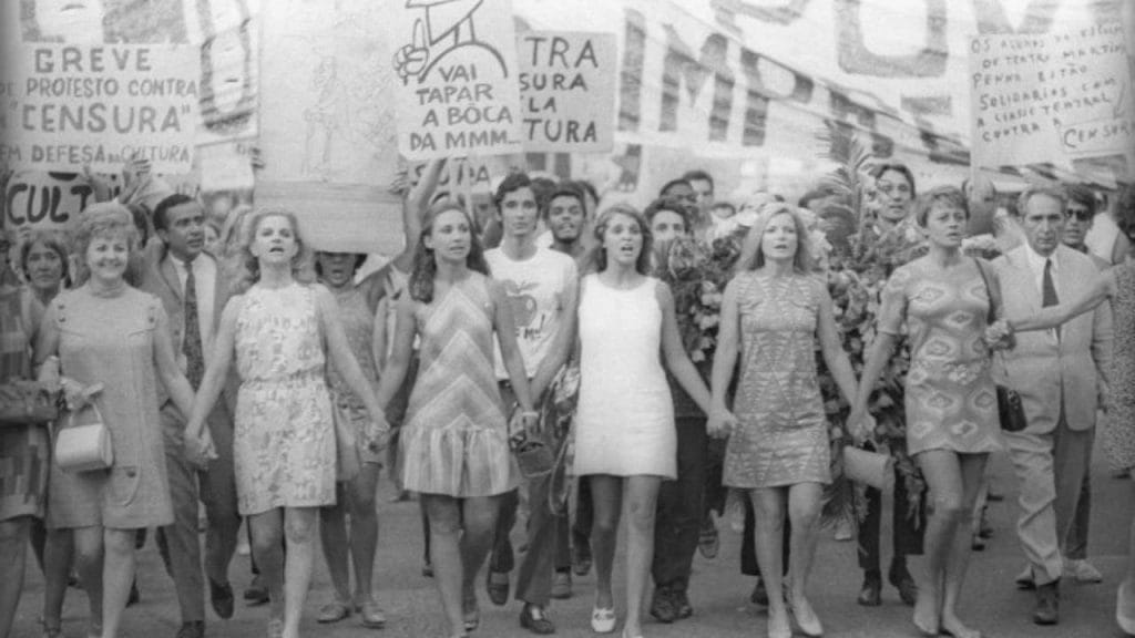 Passeata dos Cem Mil, em 1968 contra à Ditadura Militar com a participação de milhares de mulheres.