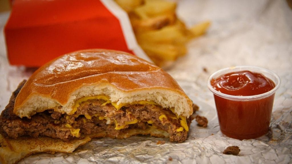 Uma alimentação rica em alimentos refinados e industrializados pode desencadear diabetes tipo 2.