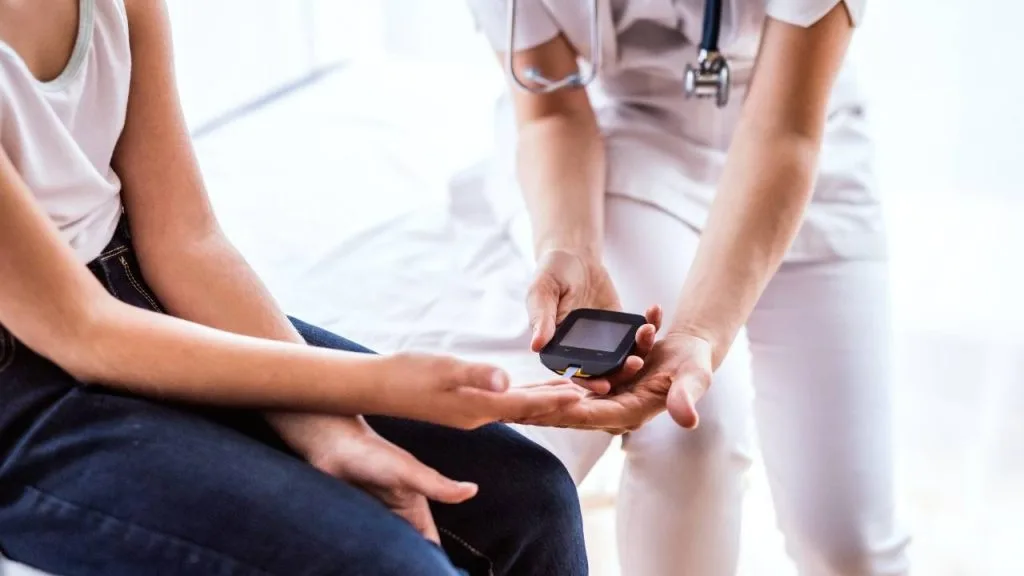 A glicose deve ser medida para controlar os níveis de açúcar no sangue e diagnosticar quadros de diabetes.