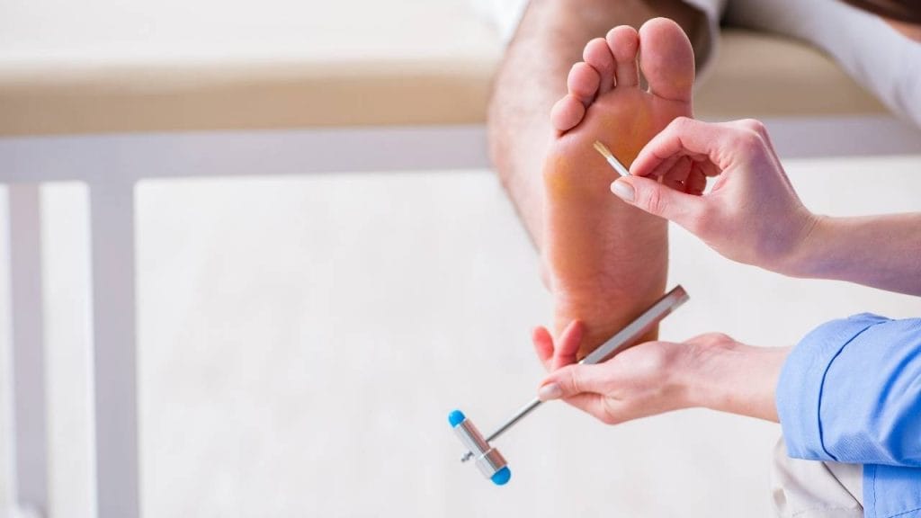 O diagnóstico é feito testando o reflexo dos tendões e a sensibilidade ao toque.