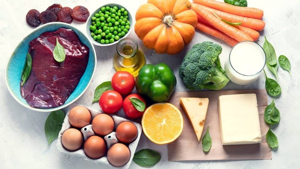 Na imagem, cenouras, queijos, ovos e leite representam exemplos de alimentos ricos em Vitamina A, umas das vitaminas para imunidade.