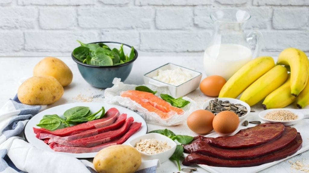 Na imagem bananas, ovos e carnes estão representando alimentos ricos em Vitamina B6, umas das principais vitaminas para imunidade.