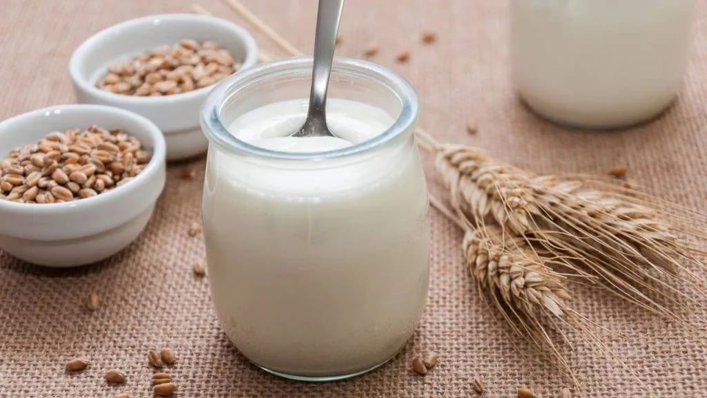 Um vidro contendo iogurte rico em lactobacillus, um excelente remédio para imunidade.