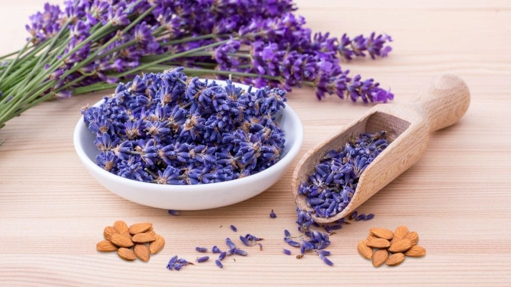 Imagens de flores de lavanda com amêndoas, representando ingredientes para realizar hidratação natural da pele.