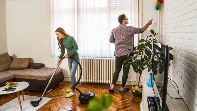 Homem e mulher fazendo a limpeza da casa no inverno.
