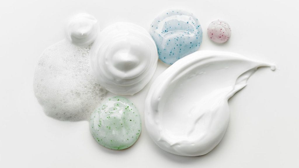 Na imagem, algumas opções de texturas de cremes, loções e espumas e géis.
