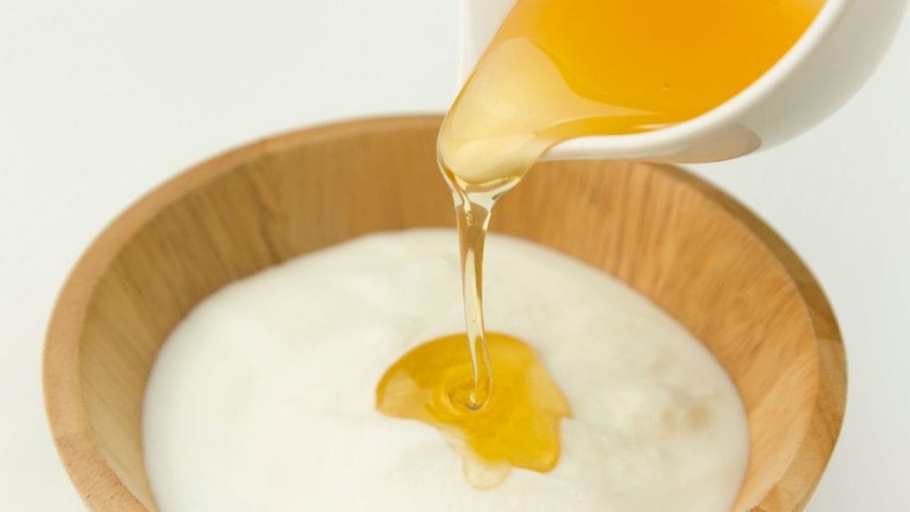 Imagem ilustrativas dos ingredientes para hidratação natural com mel e iogurte.
