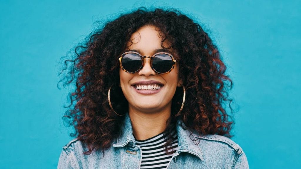 Mulher utilizando óculos de sol no inverno para proteger os olhos.