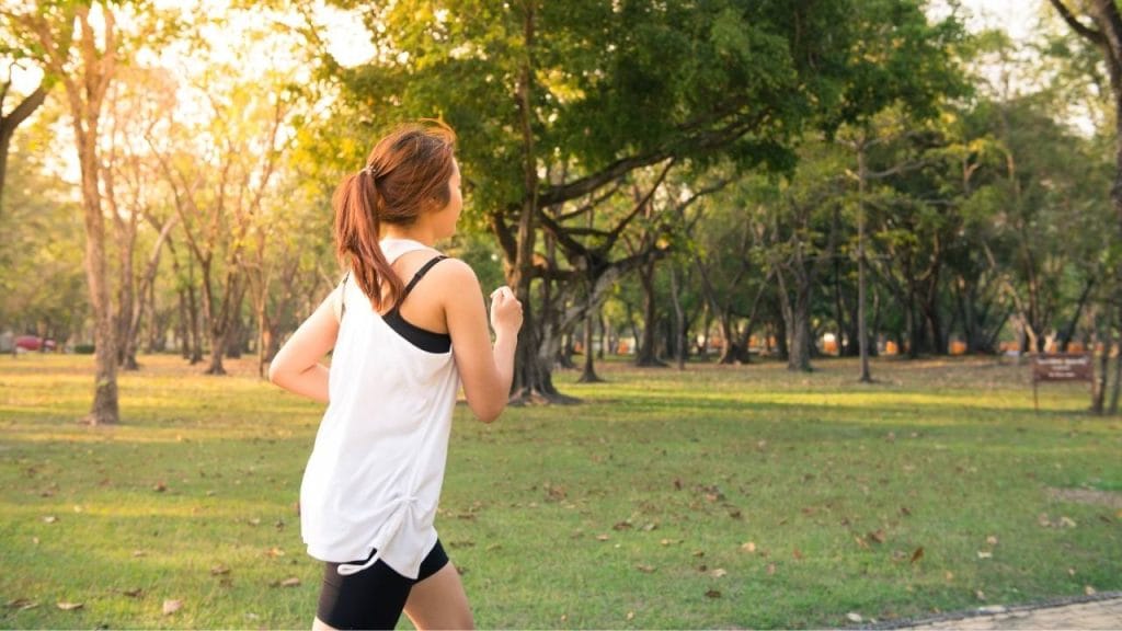 Mulher praticando corrida para garantir uma boa saúde.