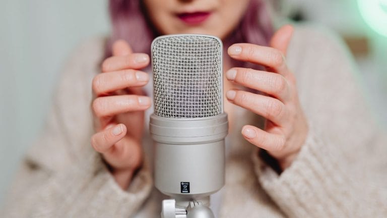Saiba o que é ASMR e como ela pode ajudar na saúde psicológica.