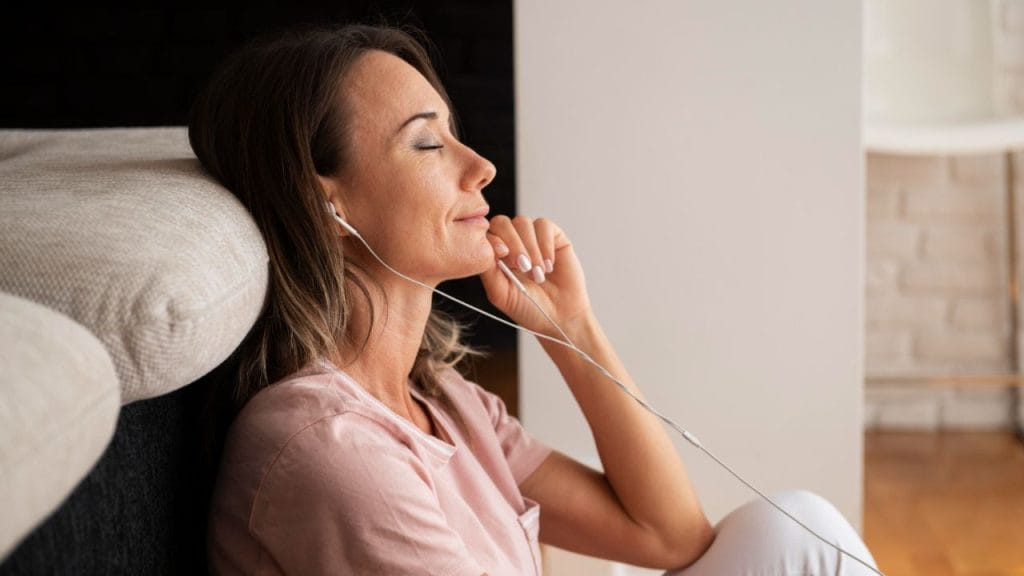 O ASMR também é muito comum para quem quer relaxar na hora de dormir.