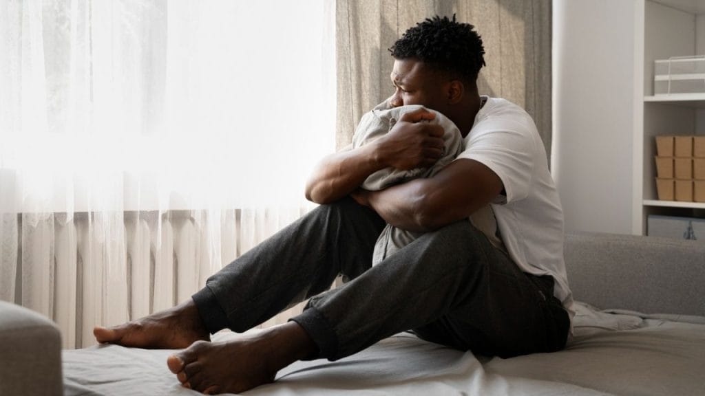 Homem triste e insatisfeito com as situações da vida.