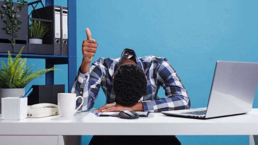 Exaustão e desânimo são alguns dos principais sintomas do burnout.