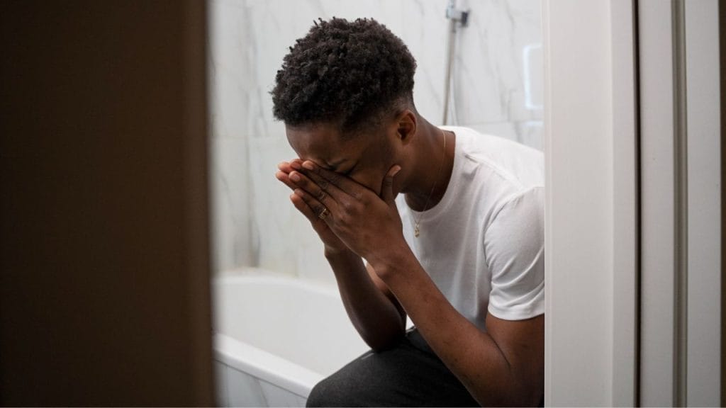 A condição pode surgir em qualquer momento da vida e afetar pessoas de todas as idades.