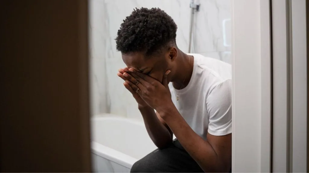 A condição pode surgir em qualquer momento da vida e afetar pessoas de todas as idades.