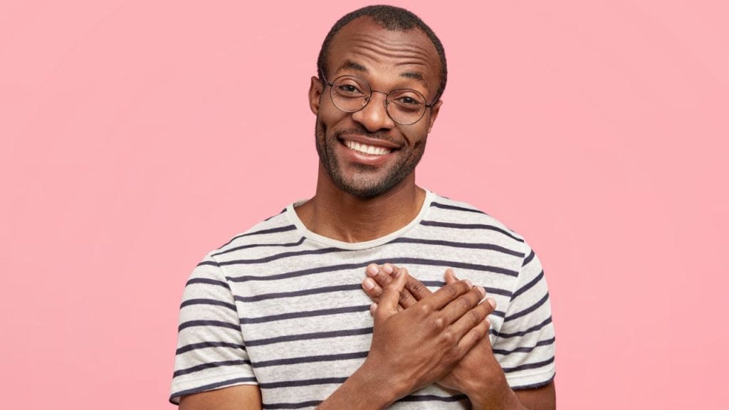 A doença também afeta homens e os sintomas do câncer de mama são similares aos das mulheres.