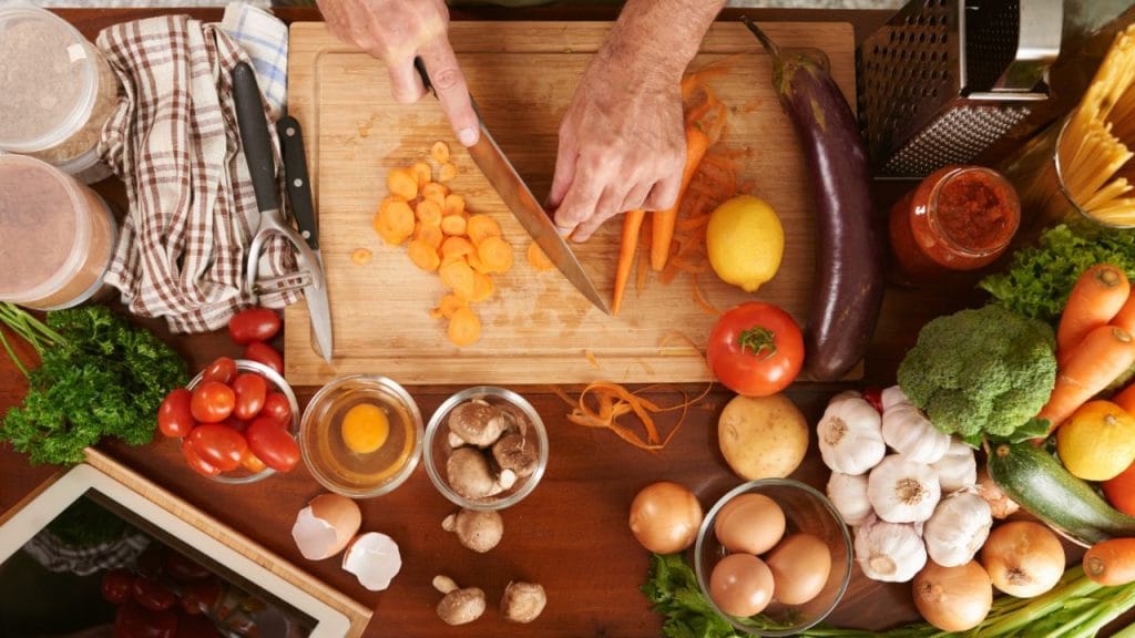 Você também pode reaproveitas as sobas de alimentos como adubo natural.
