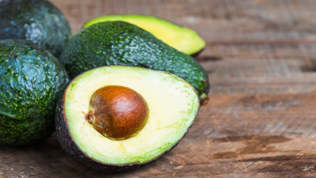 O abacate é rico em fibras e proteínas, e ajuda a saciar a fome.
