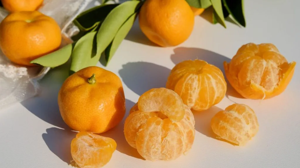 A tangerina promove a saciedade, por isso é uma das melhores opções de frutas para emagrecer.