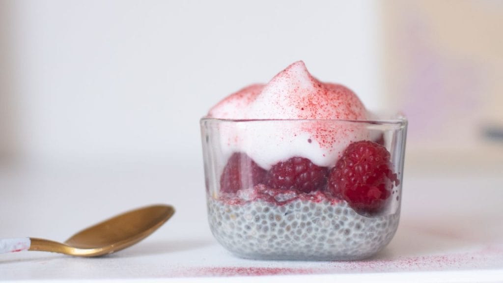 Pudim de chia é uma das receitas de doce fit mais prática para incluir na sua dieta.