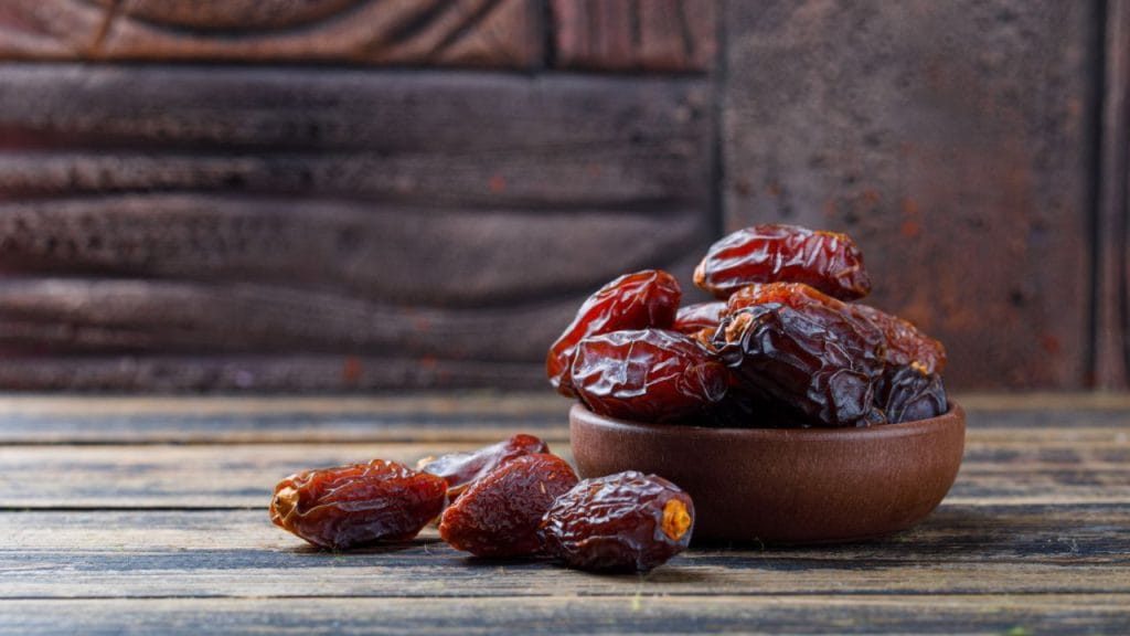 Trufas de tâmaras é ideal para quem ama chocolate e quer incluir um doce fit na alimentação.