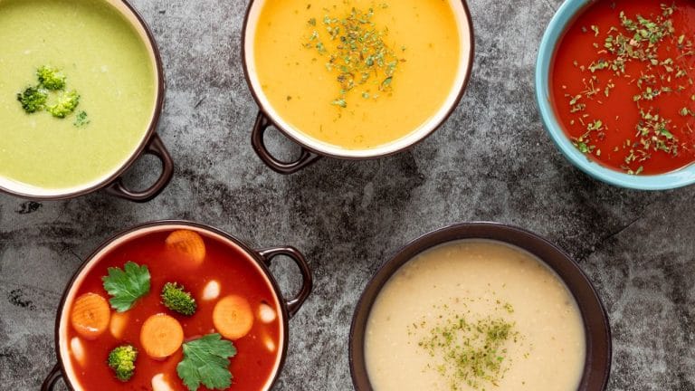 Veja 12 receitas de sopa que ajudam a emagrecer.