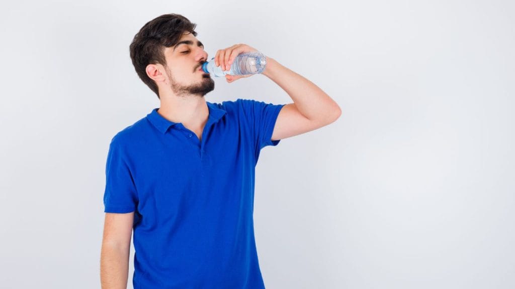 Ter sempre por perto uma garrafinha de água ajuda a aumentar o consumo da bebida ao longo do dia.