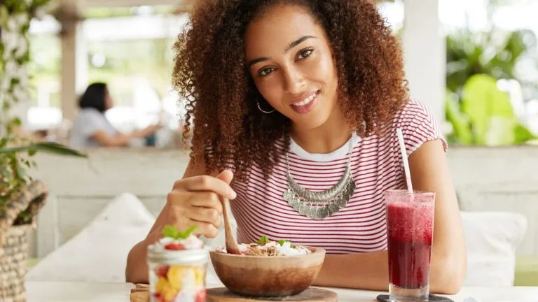 Saiba como manter uma alimentação saudável no verão e quais alimentos consumir.