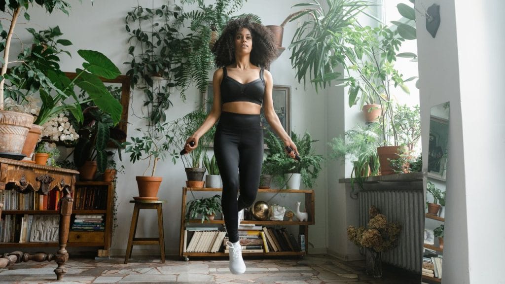 Pular corda é um dos exercícios para fazer em casa mais simples.