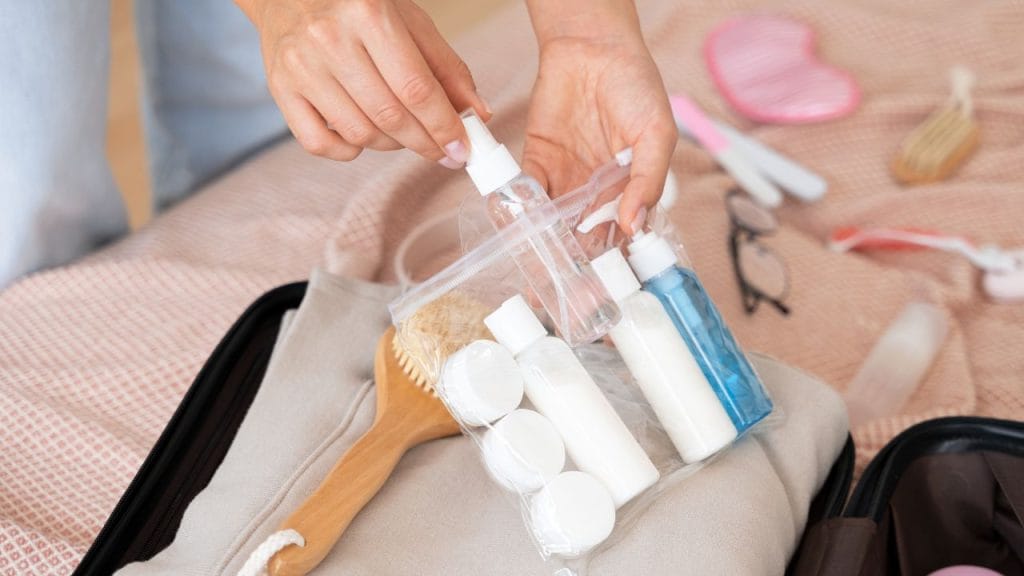 Mini frascos e kits de viagem são itens coringa para suas férias.