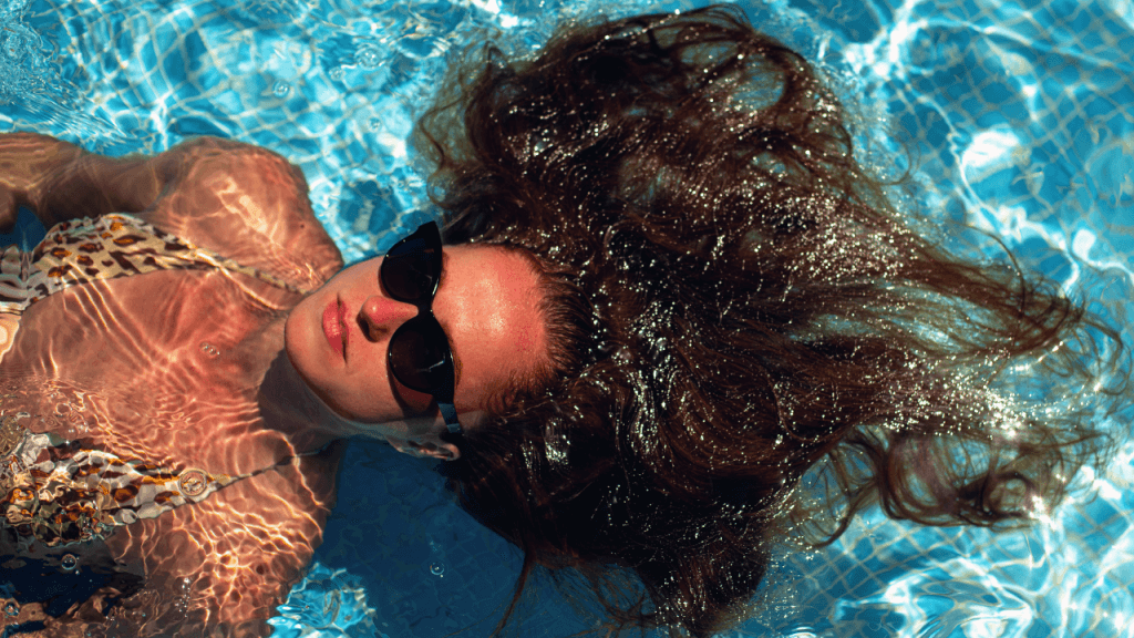 como proteger o cabelo do cloro da piscina