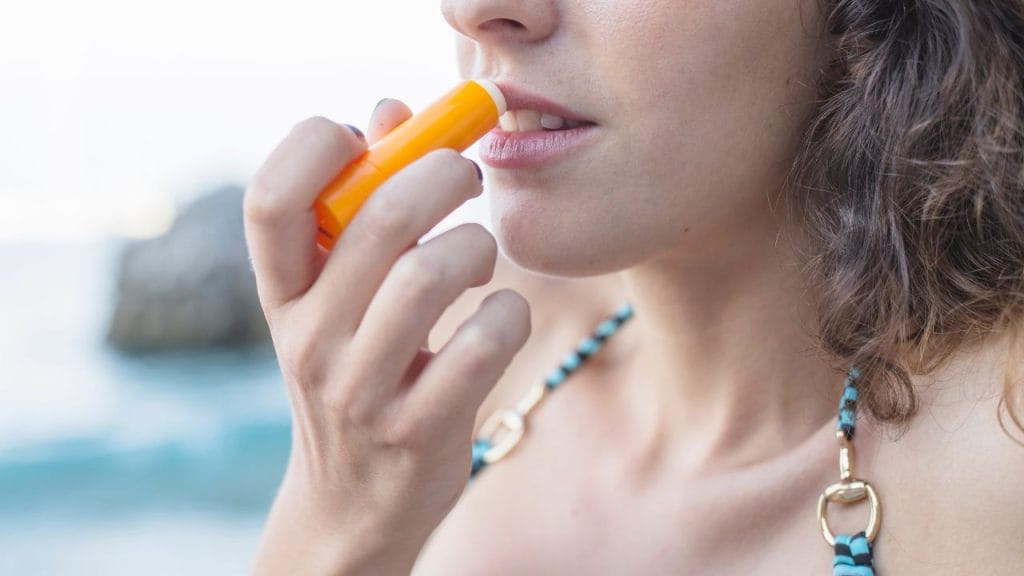 Uma das dicas de verão que muitos esquecem é de levar o protetor labial. 
