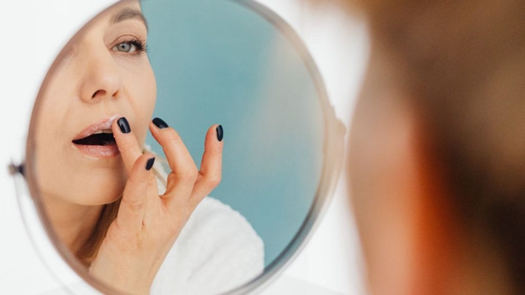 Esfoliar os lábios ajuda a remover a pele morta e manter a pele hidratada, evitando o ressecamento.