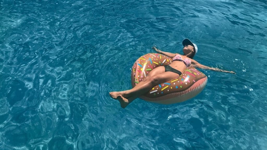 Você pode evitar as manchas de pele no rosto com uso de protetor solar e boné.